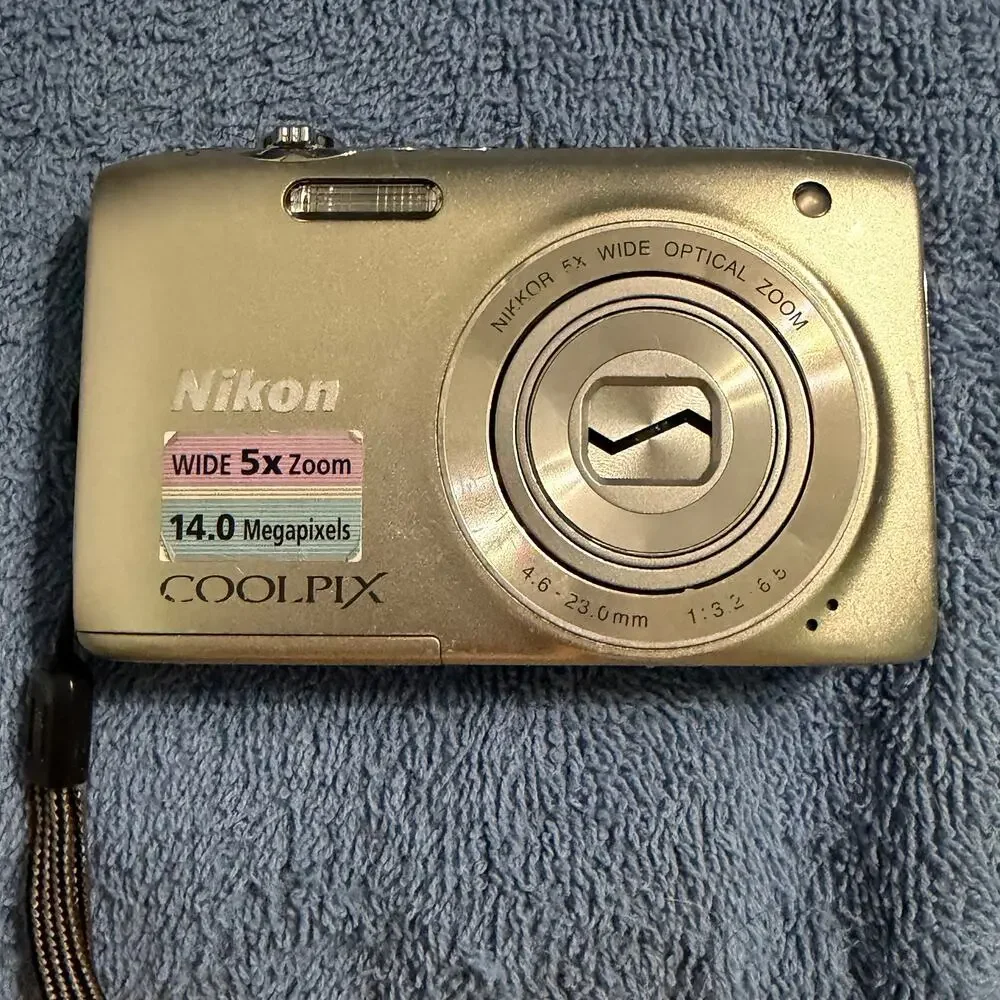 Nikon Coolpix S3100 Compact Digital Camera Bundle Silver Box SD Card 5x Zoom